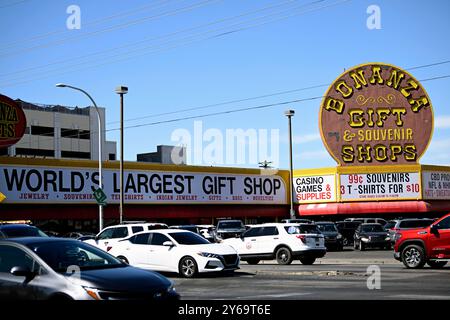 Las Vegas, Stati Uniti. 23 settembre 2024. LAS VEGAS, NEVADA - 23 SETTEMBRE: Una vista esterna dei negozi di souvenir e articoli da regalo Bonanza è visibile il 23 settembre 2024 a Las Vegas, Nevada. Il Bonanza Gift & souvenir Shops ha aperto nel 1980 ed è considerato il più grande negozio di articoli da regalo del mondo ed è un punto di riferimento di Las Vegas. (Foto di Bryan Steffy/Sipa USA) credito: SIPA USA/Alamy Live News Foto Stock