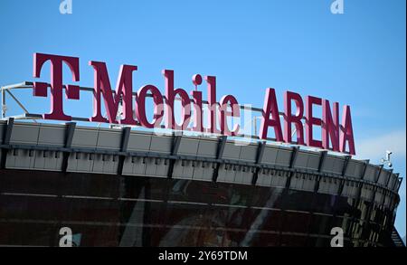 Las Vegas, Stati Uniti. 23 settembre 2024. LAS VEGAS, NEVADA - 23 SETTEMBRE: Una vista esterna della T-Mobile Arena è visibile il 23 settembre 2024 a Las Vegas, Nevada. La T-Mobile Arena è stata inaugurata il 6 aprile 2016 e costa trecentosettantacinque milioni di dollari. (Foto di Bryan Steffy/Sipa USA) credito: SIPA USA/Alamy Live News Foto Stock