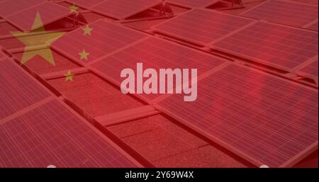 Immagine della bandiera cinese sui lavoratori che installano pannelli solari Foto Stock