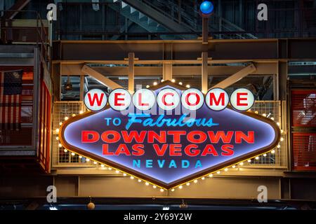 Las Vegas, Nevada, Stati Uniti d'America - 10 giugno 2024: L'iconico cartello Welcome to Fabulous Downtown Las Vegas di notte, che accoglie i visitatori nel cuore di Las Vegas *** Das ikonische Benvenuti al favoloso Downtown Las Vegas Schild bei Nacht, das Besucher im Herzen von Las Vegas begrüßt Foto Stock