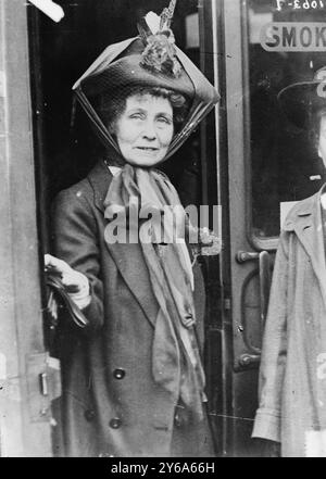 Sig.ra Pankhurst sulla porta, 1913, negativi di vetro, 1 negativo: Vetro; 5 x 7 pollici o più piccolo. Foto Stock