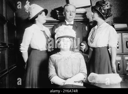 Lillian Graham (L), Clark Jordan (C), Ethel Conrad (R) e Mrs. Singleton (seduta davanti), Glass negative, 1 negativo: Vetro; 5 x 7 pollici. o più piccolo. Foto Stock