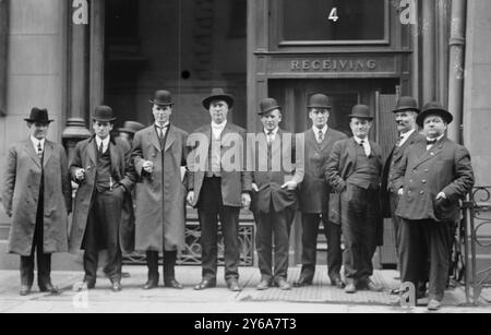 K.J. Ferry, T. Kennedy, Frank Hayes, T. Haggerty, M. Dougherty, F. Farrington, John Mack, T.J. Richards, A. Matti (da sinistra a destra), 3/13/12, Glass negative, 1 negativo: vetro; 5 x 7 pollici o più piccolo. Foto Stock