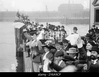 Gli spettatori sul molo vedendo Newport, Glass negative, 1 negativo: Vetro; 5 x 7 pollici o più piccolo. Foto Stock