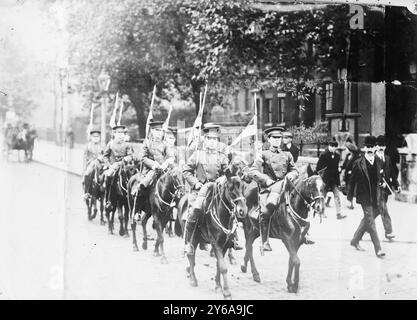 Boy Scout sulla strada per Crystal Palace; marcia, a cavallo, in formazione, bambini, negativi del vetro, 1 negativo: vetro; 5 x 7 pollici o più piccolo. Foto Stock