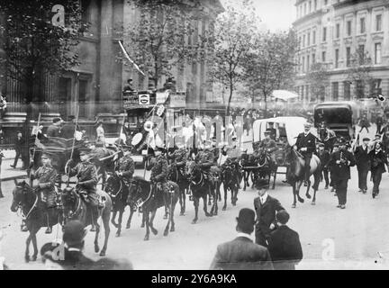Boy scout. Marciando a cavallo lungo una strada., bambini, Glass negative, 1 negativo: Vetro; 5 x 7 poll. o più piccolo. Foto Stock