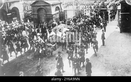 The Funeral Procession of His Late Majesty King Edoardo VII, maggio 1910, Glass negatives, 1 negative: Glass; 5 x 7 poll. o più piccolo. Foto Stock