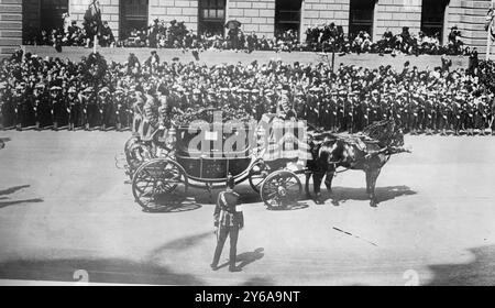 Processione funebre del defunto re Edoardo VII. Queen Mary's State Carriage., Glass negative, 1 negativo: Vetro; 5 x 7 pollici o più piccolo. Foto Stock