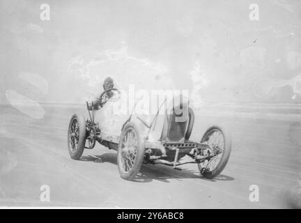 Il pilota di auto da corsa Bob Burman e la sua "Blitzen Benz", tra CA. 1910 e CA. 1915, Automobile Racing, Glass negative, 1 negativo: Vetro; 5 x 7 pollici o più piccolo. Foto Stock