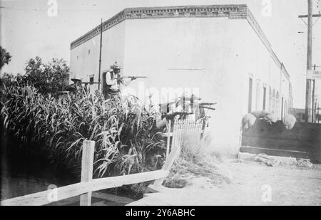 Battaglia di Juarez, Insurrectos sul canale di irrigazione, tra il 1910 e il 1915 circa, Messico, Glass negative, 1 negativo: Vetro; 5 x 7 pollici o più piccolo. Foto Stock