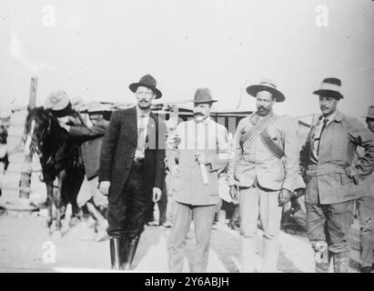 Oroszco; Braniff; Villa; Garibaldi, foto mostra (da sinistra a destra) il leader rivoluzionario messicano Pascual Orozco (1882-1915), l'industriale e proprietario terriero Oscar Braniff (nato 1876), il generale Francisco 'Pancho' Villa (1878-1923) e il soldato italiano Giuseppe Garibaldi II (1879-1950). Foto probabilmente scattata durante i negoziati di pace con il governo Porforio Diaz (16-21 maggio 1911) durante la rivoluzione messicana., 1911 maggio, Messico, Glass negative, 1 negative: Vetro; 5 x 7 poll. o più piccolo. Foto Stock