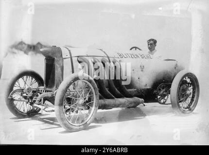 Burman in auto, foto mostra il pilota di auto da corsa Bob Burman e la sua "Blitzen Benz.", tra CA. 1910 e CA. 1915, Glass negative, 1 negativo: Vetro; 5 x 7 pollici. o più piccolo. Foto Stock