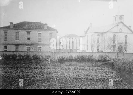 Istituto Kiukiang, missione della Cina centrale. Vista generale tratta dalle mura cittadine. La foto mostra l'Istituto Kiukiang (Jiujiang, Cina) gestito dalla società Missionaria della Chiesa episcopale metodista. Tra il 1910 e il 1915, Kiukiang, Glass negative, 1 negativo: Vetro; 5 x 7 pollici. o più piccolo. Foto Stock