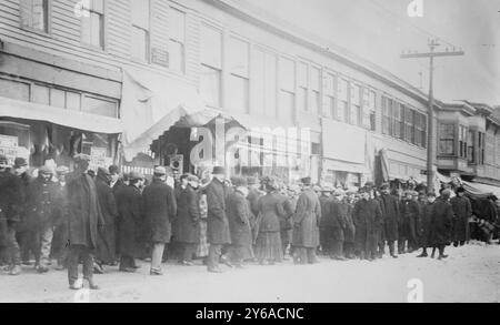 Folla di scioperanti minacciosi, Lawrence, foto mostra lo sciopero tessile Lawrence del 1912, noto anche come sciopero "pane e rose"., 1912, Lawrence, Mass, Glass negatives, 1 negativo: vetro; 5 x 7 poll. o più piccolo. Foto Stock