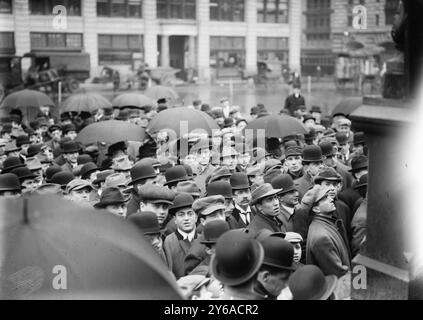 N.Y. - Lawrence sciopero Meeting, foto mostra un gruppo di uomini riuniti all'aperto, probabilmente a New York City, per ascoltare lo sciopero delle industrie tessili a Lawrence, ma., 1912?, Glass negative, 1 negativo: Vetro; 5 x 7 poll. o più piccolo. Foto Stock