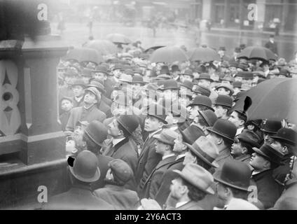 N.Y. - Lawrence sciopero Meeting, foto mostra un gruppo di uomini riuniti all'aperto, probabilmente a New York City, per sentire parlare dello sciopero tessile a Lawrence, ma., 1912?, Glass negative, 1 negativo: Vetro; 5 x 7 poll. o più piccolo. Foto Stock