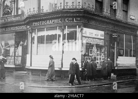 (Marzo 1912) danni fatti da London Suffragettes, tra il 1910 e il 1915 circa, Glass negative, 1 negative: Glass; 5 x 7 poll. o più piccolo. Foto Stock