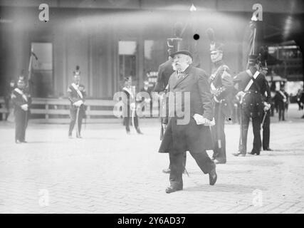 Il generale Woodford al funerale di Grant, foto mostra il generale Stewart L. Woodford alla processione funebre il 26 aprile 1912, per il maggior generale Frederick Dent Grant (1850-1912), figlio del presidente Ulysses S. Grant, ex Commissario di polizia di New York e comandante per la divisione orientale dell'esercito degli Stati Uniti., 1912 aprile 26, Glass negatives, 1 negative: Glass; 5 x 7 in. o più piccolo. Foto Stock