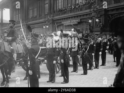 La bara del generale Grant sulla carrozza della pistola, Photo shows funeral processione il 26 aprile 1912, per il maggior generale Frederick Dent Grant (1850-1912), figlio del presidente Ulysses S. Grant, ex Commissario della polizia di New York e comandante per la Eastern Division of the U.S. Army., 1912 aprile 26, Glass negatives, 1 negative: Glass; 5 x 7 in. o più piccolo. Foto Stock