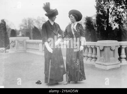 Mabel Choate - Mrs. C.D. Gibson, foto mostra Mrs. Charles Dana Gibson, l'ex Irene Langhorne (m. 1956) con Mabel Choate (m. 1958), membro del Partito Repubblicano, sostenitore della società delle Nazioni e fiduciario del Barnard College., tra ca. 1910 e ca. 1915, Glass negatives, 1 negativo: Vetro; 5 x 7 pollici. o più piccolo. Foto Stock