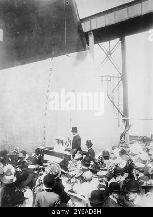 Lancio del TEXAS - Secy Meyer e Claudia Lyon, la fotografia mostra il Segretario della Marina George von Lengerke Meyer (1858-1918) con Claudia Lyon, figlia del leader repubblicano del Texas Cecil Lyon alla cerimonia di lancio della USS Texas, 18 maggio 1912 a Newport News, Virginia. (The New York Times, 18 maggio 1912), 1912 18 maggio, navi, negativi del vetro, 1 negativo: vetro; 5 x 7 pollici o più piccolo. Foto Stock