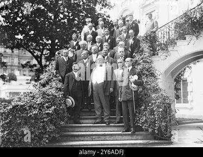 Taft Notification Committee, la fotografia mostra un gruppo alla Casa Bianca, Washington, D.C., tra cui Luther A. Brewer di Cedar Rapids, Iowa, in piedi a sinistra del presidente William Howard Taft., 1 agosto 1912, Glass negatives, 1 negative: Glass; 5 x 7 in. o più piccolo. Foto Stock