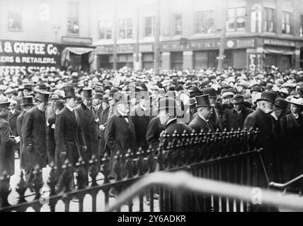 Utica - Sherman Funeral, Photo Shows Funeral on November 2, 1912 for James Schoolcraft Sherman (1855-1912), Vice President under William Howard Taft, Utica, New York., 1912 novembre 2, Utica, negativi del vetro, 1 negativo: vetro; 5 x 7 pollici o più piccolo. Foto Stock