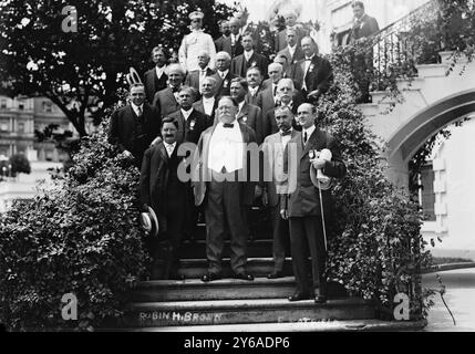 Robin H. Brown, E. Hatfield, la fotografia mostra un gruppo alla Casa Bianca, Washington, D.C., tra cui Luther A. Brewer di Cedar Rapids, Iowa, in piedi a sinistra del presidente William Howard Taft. "Hatfield" può essere Charles E. Hatfield., 1 agosto 1912, Glass negatives, 1 negative: Glass; 5 x 7 poll. o più piccolo. Foto Stock