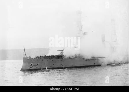 CONNECTICUT Saluting, Photo Shows a Naval review for President William Howard Taft in New York City, 14 ottobre 1912., 1912 ottobre 14, Ships, negativi del vetro, 1 negativo: vetro; 5 x 7 pollici o più piccolo. Foto Stock