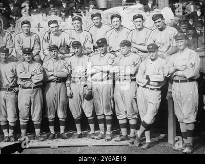 New York Giants. Riga superiore (da sinistra a destra): (Parzialmente oscurata) Art Fletcher, George Burns, Art Wilson, Red Ames, Art Devlin, Christy Mathewson, Hooks Wiltse, Grover Hartley. Riga inferiore: Beals Becker, John McGraw, Buck Herzog, Fred Merkle, Bert Maxwell, DOC Crandall, Gene Paulette, e un giocatore sconosciuto (baseball), CA. 1911, Baseball, Glass negative, 1 negativo: vetro; 5 x 7 poll. o più piccolo. Foto Stock