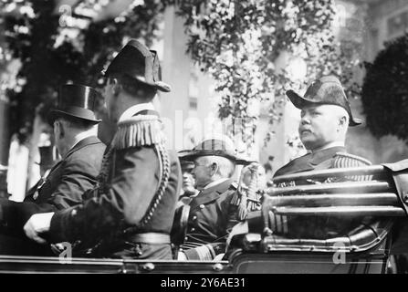 ADM. Osterhaus at City Hall, Photo Shows U.S. Navy Rear Admiral Hugo Osterhaus (1851-1927), al municipio di New York City durante una mobilitazione navale., 1912 Ott. 7, Glass negative, 1 negative: Vetro; 5 x 7 pollici o più piccolo. Foto Stock