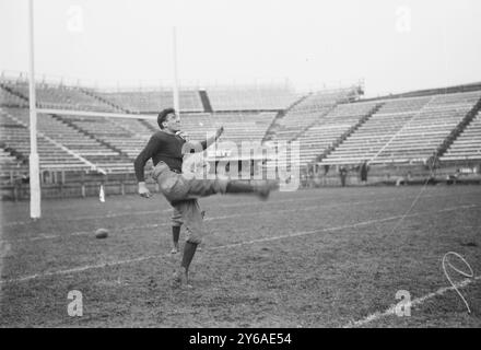 Otis Love Guernsey, giocatore di calcio e tennista di squash presso l'Università di Yale, 1915 novembre 15, calcio, Glass negative, 1 negativo: Vetro; 5 x 7 poll. o più piccolo. Foto Stock