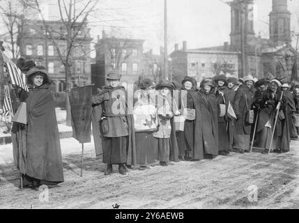 Escursione a suffragio a Wash'n, foto mostra gli escursionisti a suffragio che hanno preso parte all'escursione a suffragio da New York a Washington, D.C. che si è unita alla parata National American Woman Suffrage Association del 3 marzo 1913., 1913 febbraio, Glass negatives, 1 negativo: Vetro; 5 x 7 pollici. o più piccolo. Foto Stock