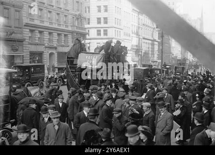 Washington Suffrage Hikers, Photo Shows suffragists on bus in New York City, parte dell'escursione del suffragio a Washington, D.C., che ha aderito alla parata National American Woman Suffrage Association del 3 marzo 1913., 1913 Feb. 10, Glass negative, 1 negative: Glass; 5 x 7 in. o più piccolo. Foto Stock