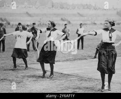 Chicago Girls at Sokol Sports, Praga, Austria, foto mostra giovani donne che dimostrano tecnica tennistica, probabilmente durante il 6 ° Sokol Slet (festival ginnico) tenutosi nel 1912 a Praga (allora parte dell'Impero austro-ungarico, ora situato nella Repubblica Ceca)., 1912, Glass negatives, 1 negative: Vetro; 5 x 7 pollici. o più piccolo. Foto Stock