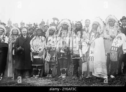 Rodman Wanamaker and Indian Chiefs, foto mostra i capi nativi americani con Rodman Wanamaker (1863-1928) alla cerimonia inaugurale del National American Indian Memorial (che non è mai stato costruito), Fort Wadsworth, Staten Island, New York. (Da sinistra a destra) Cheyenne capo gamba di legno, Cheyenne capo due lune, Rodman Wanamaker, Crow capo Plenty Coups, Crow capo Medicine Crow, Crow Indian White Man lo gestisce, e Oglala Sioux capo Jack Red Cloud (1862-1928)., 1913 Feb. 22, Glass negatives, 1 negativo: Vetro; 5 x 7 pollici. o più piccolo. Foto Stock