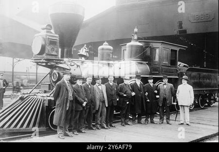 William Crooks, foto mostra la William Crooks, la prima locomotiva del Minnesota costruita nel 1861. Il sesto uomo da sinistra è James Jerome Hill (1838-1916), che è stato presidente della Great Northern Railway., tra il 1910 e il 1915 circa, Glass negatives, 1 negative: Glass; 5 x 7 pollici. o più piccolo. Foto Stock