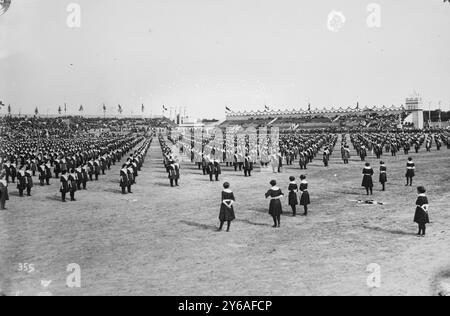 Turn-Fest., Praga, foto mostra giovani donne in formazione, probabilmente durante il 6 ° Sokol Slet (festival ginnico) tenutosi nel 1912 a Praga (allora parte dell'Impero austro-ungarico, ora situato nella Repubblica Ceca)., 1912 luglio 24, Praga, Glass negatives, 1 negativo: Vetro; 5 x 7 poll. o più piccolo. Foto Stock