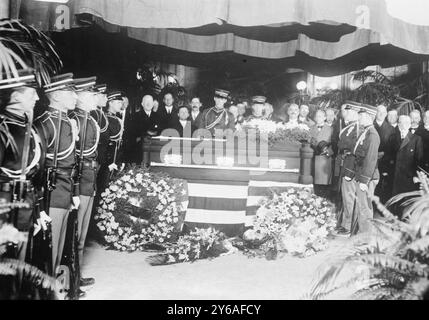 Vice Pres non Sherman giacente in stato, Photo Shows Funeral on November 2, 1912 for James Schoolcraft Sherman (1855-1912), Vice President under William Howard Taft, Utica, New York., 1912 novembre 2, Glass negatives, 1 negativo: vetro; 5 x 7 poll. o più piccolo. Foto Stock