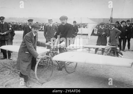 Aviette Contest - Francia, foto scattata a Issy les Moulineaux vicino Parigi, Francia, 7 giugno 1912., 1912 7 giugno, Francia, negativo vetro, 1 negativo: vetro; 5 x 7 pollici o più piccolo. Foto Stock