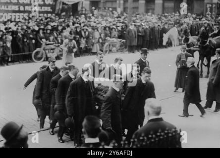 Funerale di J.S. Sherman, Photo Shows Funeral on November 2, 1912 for James Schoolcraft Sherman (1855-1912), Vice President under William Howard Taft, Utica, New York., 1912 novembre 2, Glass negatives, 1 negativo: vetro; 5 x 7 poll. o più piccolo. Foto Stock