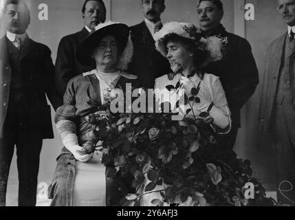 Mrs. Macy & Helen Keller, foto mostra Helen Keller (1880-1968) con la sua insegnante Anne Sullivan Macy (1866-1936) accettando la presentazione delle rose all'International Flower Show, New York City, 7 aprile 1913., 1913 aprile 7, negativi del vetro, 1 negativo: vetro; 5 x 7 pollici o più piccolo. Foto Stock