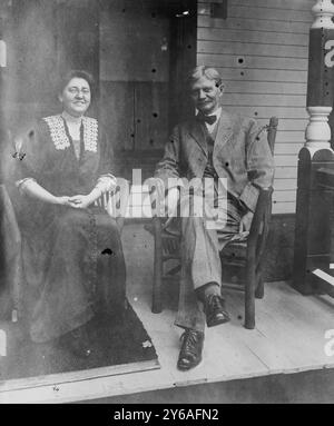 Capo T.R. Marshall & Wife at Indianapolis home, foto mostra Thomas Riley Marshall (1854-1925), governatore dell'Indiana e vice presidente sotto Woodrow Wilson (1912-1921) con sua moglie Lois Irene (Kimsey) Marshall (1873-1958) nella loro casa a Indianapolis, Indiana che si trovava al 1229 N. Pennsylvania Street., tra CA. 1910 e CA. 1915, Indianaopolis, Glass negatives, 1 negativo: Glass; 5 x 7 in. o più piccolo. Foto Stock