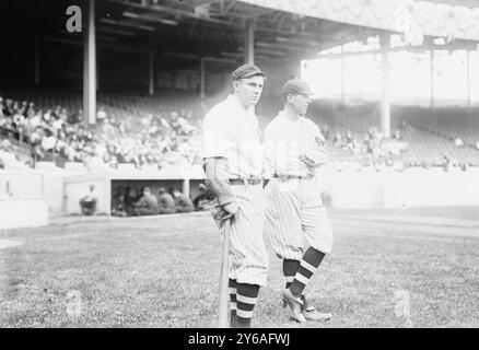 DOC Crandall & Fred Snodgrass, New York NL, al Polo Grounds, NY (baseball), foto mostra James Otis 'Doc' Crandell (1887-1951) e Frederick Carlisle 'Fred' Snodgrass (1887-1974)., 1912, Glass negative, 1 negativo: Vetro; 5 x 7 pollici o più piccolo. Foto Stock