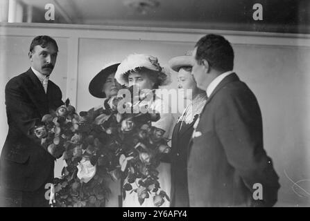 Irving Bertman presenta fiori a Helen Keller, Flower Show, foto mostra Helen Keller (1880-1968) con la sua insegnante Anne Sullivan Macy (1866-1936) accettando la presentazione delle rose all'International Flower Show, New York City, 7 aprile 1913., 1913 aprile 7, negativi del vetro, 1 negativo: vetro; 5 x 7 pollici o più piccolo. Foto Stock