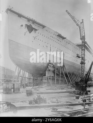 AQUITANIA pronta per il lancio, foto mostra il RMS Aquitania, un transatlantico della Cunard Line costruito in Scozia., tra il 1910 e il 1915 circa, Glass negative, 1 negativo: Vetro; 5 x 7 poll. o più piccolo. Foto Stock