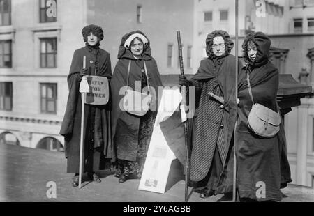 Washington Hikers, foto mostra gli escursionisti a suffragio che hanno partecipato all'escursione a suffragio da New York a Washington, D.C. che si è unita alla parata della National American Woman Suffrage Association del 3 marzo 1913., 1913 febbraio, Glass negatives, 1 negative: Glass; 5 x 7 pollici. o più piccolo. Foto Stock