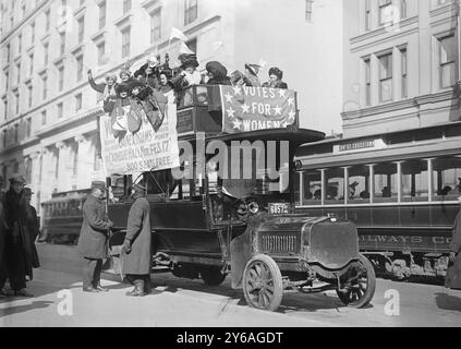 Washington Hikers, Photo Shows suffragists on bus in New York City, parte dell'escursione a suffragio a Washington, D.C. che ha aderito alla parata National American Woman Suffrage Association del 3 marzo 1913., 1913 Feb. 10, Glass negative, 1 negative: Glass; 5 x 7 in. o più piccolo. Foto Stock