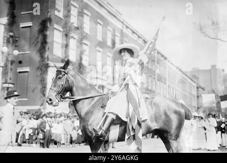 Inez Milholland, foto mostra la suffragista e avvocato Inez Milholland Boissevain (1886-1916) in una parata di suffragio femminile a New York City, 3 maggio 1913., 1913 maggio 3, Glass negatives, 1 negativo: vetro; 5 x 7 poll. o più piccolo. Foto Stock