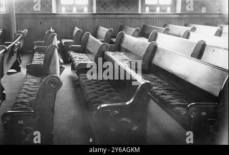 Lincoln PEW, N.Y. Ave. Church, Wash'n, Photo shows President Abraham Lincoln's PEW in the Original New York Avenue Presbyterian Church, 1313 New York Avenue, N.W., Washington, D.C. l'edificio fu raso al suolo nel 1950 per costruire l'edificio attuale., 1913 Feb., Wash, Glass negatives, 1 negative: Glass; 5 x 7 poll. o più piccolo. Foto Stock
